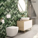 Oltens zestaw Hamnes Stille nowoczesna miska WC podwieszana PureRim z deską wolnoopadającą biały 42023000 Wisząca miska WC o nowoczesnym designie, wyposażona w deskę. Zestaw zamontowany w jasnej łazience na ścianie