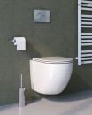 Oltens zestaw Hamnes Kort Stille elegancka miska WC podwieszana PureRim z powłoką SmartClean z deską wolnoopadającą biały 42525000 Miska WC montowana na stelażu, w komplecie z deską w łazience z ciemnymi płytkami oraz grzejnikiem na ścianie