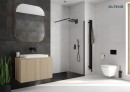 Oltens Hadsel Slim deska sedesowa wolnoopadająca twarda biała 45120000 Elegancka deska WC Slim w klasycznej bieli, z funkcją delikatnego zamykania zamontowana na misce WC w łazience z jasną podłogą oraz wiszącą szafką i lustrem