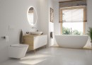 Łazienka z białymi płytkami ścienno-podłogowymi, białą wanną wolnostojącą, podświetlanym okrągłym lustrem, drewnianą szafką i białą nablatową umywalką Oltens Sogne 63x42cm