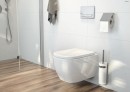 Oltens Vernal stylowa deska sedesowa wolnoopadająca biała 45103000 biała deska WC wyposażona w system cichego domykania zamontowana na misce WC w jasnej łazience z drewnianą podłogą