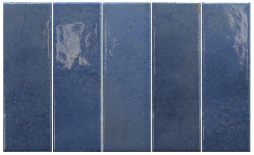 Postaw na głęboki kolor z Equipe Bohemian Dark Blue 6x18,6. Płytka o błyszczącym wykończeniu i strukturze handmade nadaje ścianom artystyczny sznyt. Idealna cegiełka do odważnych aranżacji, która zachwyca zmiennością tonów i luksusowym blaskiem.