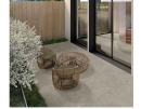 Taras wykończony gresem Ceramiche Italiane Blok Grey 60x60. Kwadratowe, szare płytki o strukturze betonu tworzą nowoczesną i trwałą nawierzchnię. Matowe wykończenie oraz rektyfikowane krawędzie zapewniają elegancki wygląd zewnętrznej strefy relaksu.