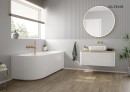 Oltens Hamnes komfortowa wanna narożna 160x75 cm prawa biała wykonana z wysokiej jakości akrylu 11008000 zamontowana w jasnej łazience z drewnianą podłogą, wiszącym lustrem oraz oknem