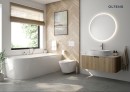 Oltens Hulda Elegancka wanna wolnostojąca narożna prawa 160x75 cm w białym połyskującym kolorze o eleganckiej i minimalistycznej formie 11002000 wanna zamontowana w narożniku jasnej i nowoczesnej łazienki w której znajduje się drewniana szafka z umywalką