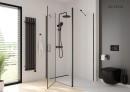 Oltens Vatten zestaw prysznicowy z baterią termostatyczną czarny mat 36505300 zestaw zamontowany pod prysznicem w jasnej łazience z drewnopodobną podłogą oraz dużym oknem