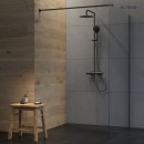 Oltens Atran nowoczesny komplet prysznicowy z termostatem oraz okrągłą deszczownicą wykończony w czanrnym macie 36500300 zestaw prysznicowy zamontowany na ścianie w łazience