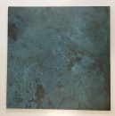 Płytka gresowa imitująca metal w kolorze turkusowym z widocznym efektem rdzy, matowa powierzchnia Caesar Alchemy TC. Mint Matt 60x60