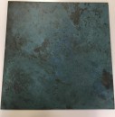 Płytka gresowa imitująca metal w kolorze turkusowym z widocznym efektem rdzy, matowa powierzchnia Caesar Alchemy TC. Mint Matt 60x60
