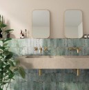 Płytka ścienna, cegiełka w turkusowym kolorze, wykończenie powierzchni rustykalne w połysku, Bestile Musa Turquesa Polished 6,5x20 położona na ścianie w łazience gdzie znajdują się umywalki oraz dwa lustra