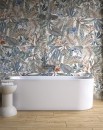 Płytka ścienna, dekoracyjna z motywem roślinnym, wykończenie powierzchni matowe, Idea Ceramica Idea Decori Jungle Bianco mix 60x120 dekoracyjne płytki ścienne z motywem roślinnym położona na ścianie w łazience gdzie znajduje się duża biała wanna