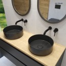 Łazienka z czarną szafką z drewnianym blatem, czarną baterią podtynkową i czarnymi okrągłymi umywalkami nablatowymi Oltens Lagde