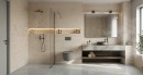 Łazienka w ciepłych tonach z płytką Colorker Althea Sand Decor 59,5x119,2. Piaskowe, poziome ryflowania na ścianach tworzą przytulną atmosferę spa. Całość dopełnia betonowy blat, ciemne drewno i grafitowa ceramika, nadając wnętrzu luksusowy charakter.