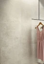 Butik z beżową płytką ścienną imitująca beton Caesar Step In Dust
