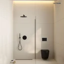 Oltens Bo ścianka prysznicowa Walk-In 120 cm czarny mat/szkło przezroczyste 22004300 - ścianka zamontowana w jasnej łazience z czarną armaturą oraz czarnym zestawem prysznicowym