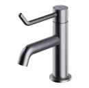Bateria umywalkowa z kolekcji Omnires Y Inclusive Design stojąca w kolorze - nikiel szczotkowany, wyposażona w wydłużoną, ergonomiczną dźwignię do uruchamianie strumienia wody Y1210NID-NI