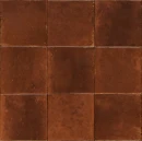 Kwadratowe płytki gresowe Marazzi Lume Caramel Lux 10x10. Wyróżniają się ciepłym, karmelowym odcieniem z rzemieślniczymi niedoskonałościami i silnym cieniowaniem. Błyszczące wykończenie oraz nieregularne krawędzie nadają powierzchni unikalny charakter.