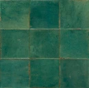 Płytki gresowe Marazzi Lume Green Lux 10x10. Charakteryzują się głęboką, szmaragdową zielenią z wyraźnymi różnicami tonalnymi i efektem postarzania. Błyszcząca powierzchnia oraz nieregularne krawędzie nadają im unikalny, rzemieślniczy charakter.