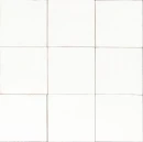 Kwadratowe płytki gresowe Marazzi Lume White Lux 10x10. Cechują się czystą bielą z subtelnymi różnicami tonalnymi i błyszczącym wykończeniem. Nieregularne krawędzie oraz delikatne niedoskonałości nadają im autentyczny, rzemieślniczy wygląd.