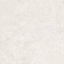 Gres Blooming Stone Alabaster White 120x120 w łazience boho. Jasna podłoga i ściany współgrają z drewnianą konsolą, ceramiczną umywalką, owalną wanną oraz dodatkami z plecionki i rattanu. Liczne rośliny i makrama tworzą naturalną, przytulną atmosferę.