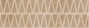 Jasnobeżowa płytka ścienna Marazzi Slow Wall 3D Hay Calce 40x120 cm MPC8. Dekoracyjna powierzchnia z białej gliny o matowym wykończeniu, z geometrycznym wzorem 3D w formie trójkątów. Nowoczesna ceramika imitująca naturalną strukturę prasowanej ziemi.