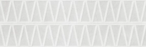 Jasnoszara, niemal biała płytka ścienna Marazzi Slow Wall 3D Hay Gesso 40x120 (MPC9). Dekoracyjna powierzchnia o matowym wykończeniu z geometrycznym, trójwymiarowym wzorem w formie trójkątów. Nowoczesna ceramika imitująca jasny beton i prasowaną ziemię.