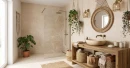 Gres Fanal Re Core Origin Salt 60x120 tworzy ciepłą bazę łazienki boho. Na tle kamiennych płytek wyeksponowano drewnianą konsolę z umywalką, okrągłe lustro w plecionej ramie oraz strefę prysznicową walk-in. Całość dopełniają rośliny, kosze i makramy.