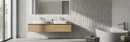 Nowoczesna łazienka ze ścianą wyłożoną płytkami Marazzi Slow Wall 3D Dash Cromo 40x120 cm MPCD o pionowej strukturze. Widoczna drewniana szafka z dwiema umywalkami, duże lustro, wolnostojąca wanna i okno tarasowe.
