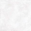 Gres Emigres America Blanco 80x80 w przytulnej łazience boho. Jasne, przecierane płyty na ścianach i podłodze stanowią bazę dla miedzianej wanny, drewnianej szafki i plecionych dodatków. Rośliny i makramy dopełniają naturalny, pełen ciepła styl wnętrza.