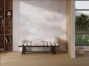 Gres Fanal Planet White Metal Soft 120x120 na dekoracyjnej ścianie w salonie. Jasne płyty z metalicznym użyleniem tworzą eleganckie tło dla designerskiej leżanki i drewnianego regału. Naturalne światło podkreśla subtelną strukturę charakter.