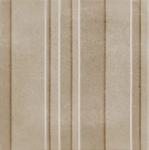 Strukturalna płytka gresowa Marazzi ArtCraft Sabbia Struttura 3D Bande 20x20 cm MGUH. Powierzchnia w ciepłym, piaskowym kolorze z wyraźnymi, pionowymi pasami tworzącymi efekt trójwymiaru. Matowe wykończenie o teksturze nawiązującej do naturalnej gliny.
