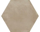Płytka gresowa Marazzi ArtCraft Sabbia o heksagonalnym kształcie i wymiarach 21x18,2 cm. Matowa powierzchnia w odcieniu ciepłego beżu, imitująca naturalny, delikatnie nakrapiany beton.