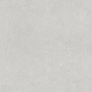 Gres Durstone Somport Light Natural 120x120 na ścianach i podłodze luksusowej łazienki. Jasnoszare płyty o teksturze wapienia tworzą spójną bazę dla drewnianej szafki i dwóch luster. Minimalistyczny design i naturalne światło nadają wnętrzu styl.