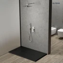 Oltens Bergytan brodzik 100x80 cm prostokątny RockSurface czarny mat 15100300 - brodzik zamontowany w łazience z drewnopodobną podłogą oraz chromowanym zestawem prysznicowym