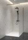 Oltens Bergytan brodzik 140x80 cm prostokątny RockSurface biały 15106000 - brodzik zamontowany w łazience z jasnymi płytkami na ścianach oraz czarnym zestawem prysznicowym