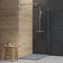Oltens Bergytan brodzik 120x90 cm prostokątny RockSurface szary beton 15104700 - brodzik zamontowany w łazience z drewnopodobną ścianą oraz chromowanym zestawem prysznicowym