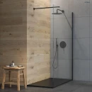 Oltens Bergytan brodzik 140x80 cm prostokątny RockSurface czarny mat 15106300 - brodzik zamontowany w łazience z drewnopodobnymi płytkami na ścianie oraz czarnym zestawem prysznicowym
