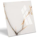 Kwadratowa płytka gresowa Prime Ceramics Onyx Gold Polished 60x60 cm o wysokim połysku. Białe tło z efektownym, złotym użyleniem imitującym onyks dodaje wnętrzu prestiżu. Idealna na podłogi i ściany w luksusowych łazienkach oraz salonach.