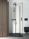 Oltens Superior brodzik 100x80 cm prostokątny akrylowy czarny mat 15002300 - brodzik zamontowany w łazience z białymi płytkami na ścianie oraz chromowanym zestawem prysznicowym