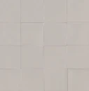 Jasnoszara płytka ceramiczna Marazzi Confetto Bianco 10x10 cm MDSH w półmacie, ułożona w równą siatkę kwadratów, o gładkiej powierzchni i subtelnej, minimalistycznej estetyce idealnej do nowoczesnych wnętrz.
