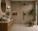 Nowoczesna łazienka w ciepłej, naturalnej stylistyce z płytkami Marazzi Confetto Corda 5x15 cm MDSU ułożonymi w cegiełkę na ścianach. Prysznic walk-in z czarną armaturą, drewniana szafka i rośliny tworzą eleganckie, przytulne wnętrze.