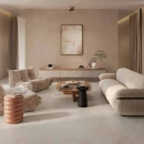 Salon z płytkami LaFaenza Blanco White BLANCO6 120W RM 120x120 na podłodze. Stanowi idelane uzupełnienie dla jasnych mebli i gustowny kontrast dla ciemniejszych drewnianych i nowoczesnych mebli.