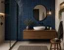 Nowoczesna łazienka z prysznicem walk-in, drewnianą szafką i czarną armaturą, ściana wykończona niebieskimi płytkami cegiełkami Marazzi Confetto Blu 5x15 cm MDSX o półmatowej powierzchni, elegancki i przytulny styl.