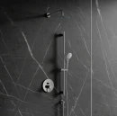 Łazienka z grafitową marmurową płytką ścienną z białymi żyłami oraz zestawem prysznicowym podtynkowym z kolekcji Omnires Y w kolorze chromowanym SYSY17CR