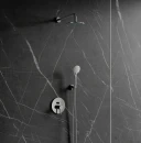 Łazienka z grafitowymi marmurowymi płytkami ściennymi oraz chromowanym zestawem prysznicowym podtynkowym z kolekcji Omnires Y