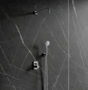 Łazienka z grafitowymi marmurowymi płytkami ściennymi oraz chromowanym zestawem prysznicowym podtynkowym z kolekcji Omnires Y