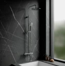 Łazienka z grafitową marmurową ścianą, zabudowaną wanną oraz chromowanym zestawem wannowo-prysznicowym termostatycznym natynkowym z deszczownicą Omnires Y - Y1234ALCR