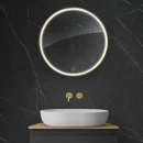 Oltens Nordlis lustro 60x60 cm okrągłe z oświetleniem z przodu z matą grzewczą złoty 64100800 - lustro zawieszone w łazience z ciemnymi płytkami oraz białą umywalką
