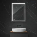 Oltens Nordlis lustro 60x80 cm prostokątne z oświetleniem z przodu z matą grzewczą czarny 64105300 - lustro zawieszone na ścianie z czarnymi płytkami w łazience oraz białą umywalką oraz czarną szafką