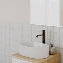 Oltens Nordlis lustro 60x80 cm prostokątne z oświetleniem z przodu z matą grzewczą 64105000 - lustro zawieszone na ścianie w łazience gdzie znajdują się białe płytki, biała umywalka oraz drewniana szafka